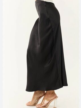 NWOT • Pretty Little Thing • Maxi Skirt •